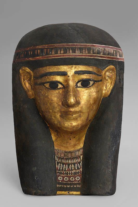 Wystawa „Wywyższeni. Od faraona do Lady Gagi” w Muzeum Narodowym w Warszawie – Maska kartonażowa, Egipt, Okres Ptolemejski (źródło: materiał prasowy)