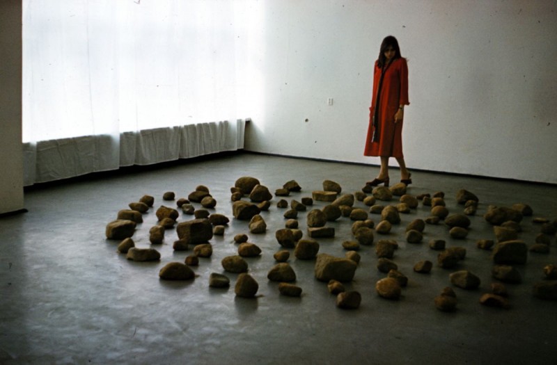 Wystawa „Nieprzekupne oko. Galeria Akumulatory 2, 1972-1990” w warszawskiej Zachęcie – Richard Long, „Kamienne koło”, 1977 (źródło: materiały prasowe organizatora)