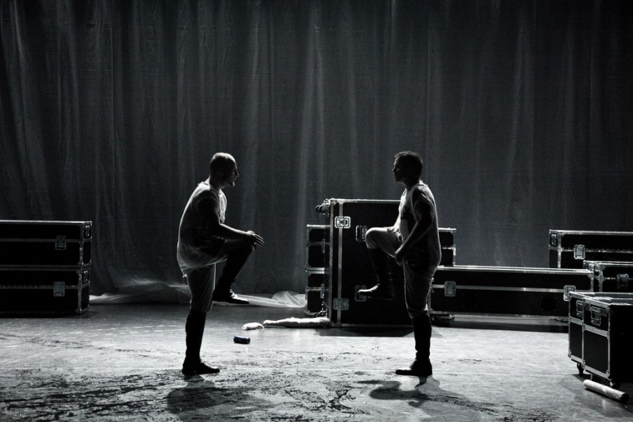 „Titus Andronicus”, reż. Jan Klata, na zdjęciu: Robert Höller i Sascha Göpel (źródło: materiały prasowe wrocławskiego Teatru Polskiego)