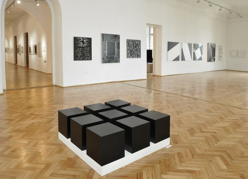 Wystawa „Black White & Grey z kolekcji Galerii 72”, czerwiec-sierpień 2012, fot. Grzegorz Zabłocki (z archiwum Galerii 72 Muzeum Ziemi Chełmskiej w Chełmie)