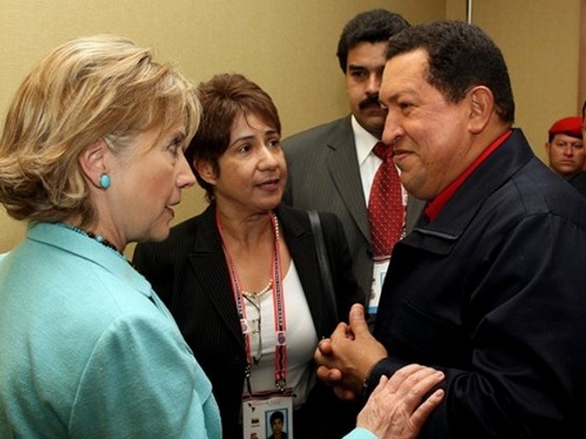 Hugo Chavez i Hillary Clinton, autor: venezuelanalysis.com (źródło: Wikipedia. Wolna Encyklopedia – zdjęcie udostępnione na licencji Creative Commons)