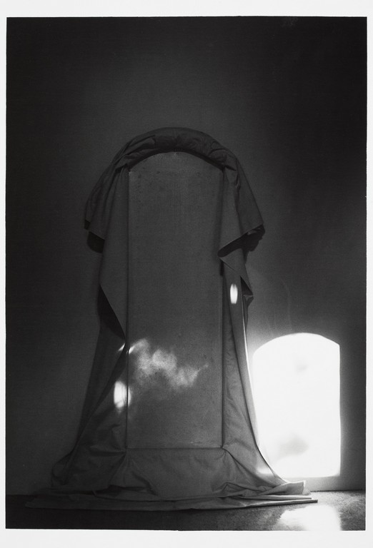Mikołaj Smoczyński „Światło I”, 1991, fotografia czarno-biała/karton, 43,5 x 33,5 cm fot. Marek Gardulski, dzięki uprzejmości Galerii Starmach