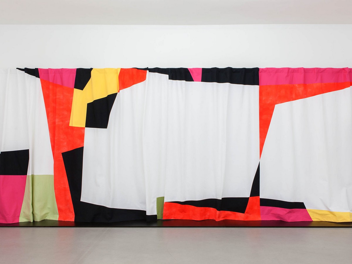 Sarah Crowner, „Kurtyna teatru (według Marii Jaremy)”, 2012, wł. Galerie Nordenhake, Sztokholm (źródło: materiały prasowe)