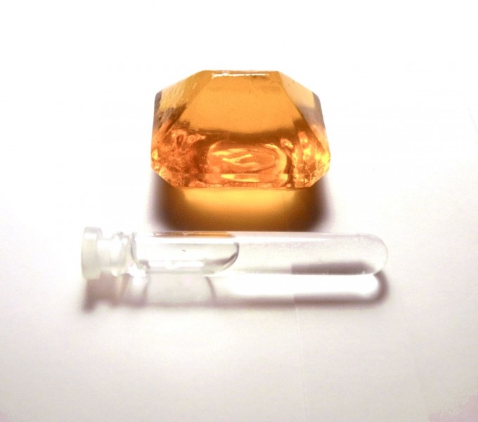 Tomoko Hayashi. „Zwierciadło łzy – klejnot”, 2011. Kolekcja biżuterii z ludzkich łez, substancji spożywczej, cukru. Dzięki uprzejmości artystki