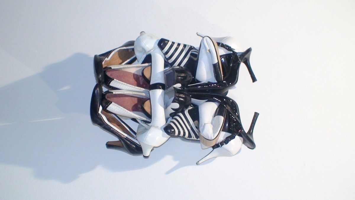 Willie Cole, Lizzy 2013, Shoes, wire and screws, fot. Alexandra Hołownia