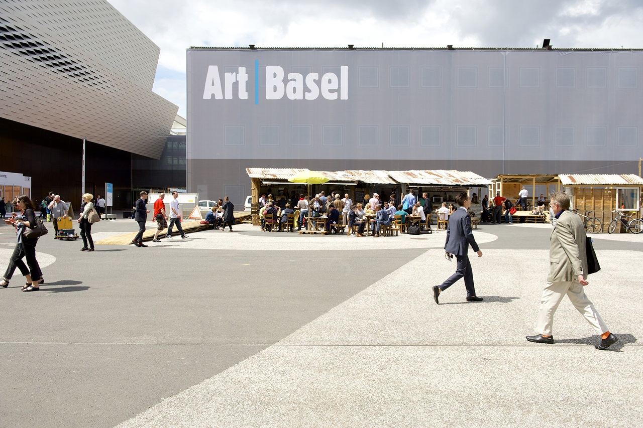 Art Basel 2013 | Tadashi Kawamata | Favela Café, 2013 MCH Messe Schweiz (Basel) AG (źródło: materiały prasowe organizatorów)