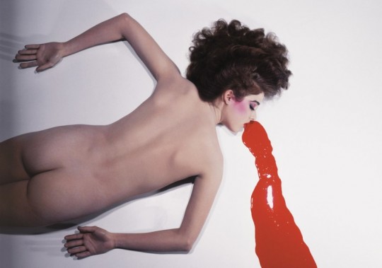 Guy Bourdin, bez tytułu (Kalendarz Pentaxa 1980) © Guy Bourdin Estate, Art + Commerce; wystawa „Vanity. Fotografia mody z kolekcji F.C. Gundlacha” w Muzeum Narodowym (źródło: materiały prasowe)