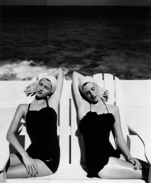 Louise Dahl-Wolfe, „Bliźniaczki na plaży”, 1955 © Louise Dahl-Wolfe, Dzięki uprzejmości Staley-Wise Gallery, Nowy Jork; wystawa „Vanity. Fotografia mody z kolekcji F.C. Gundlacha” w Muzeum Narodowym (źródło: materiały prasowe)