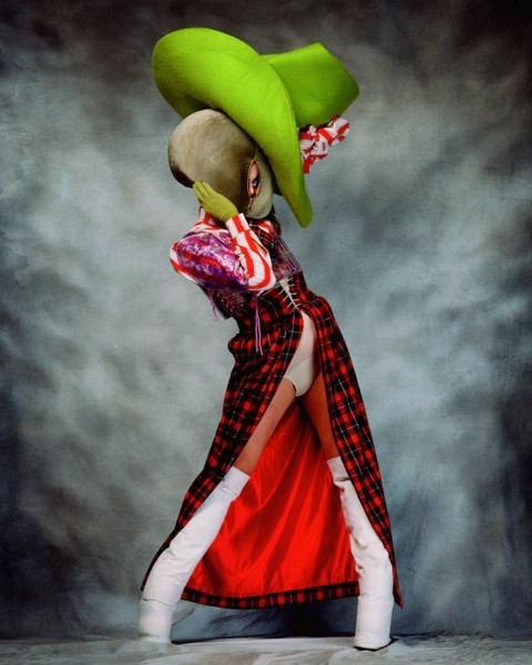 Fergus Greer „Oblicza Leigh Bowery’ego” © Fergus Greer; wystawa „Pogranicza Mody” w Galerii Bunkier Sztuki (źródło: materiały prasowe organizatora)