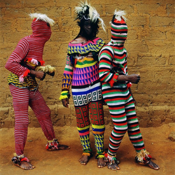 Phyllis Galembo „West African Masquerade”; wystawa „Pogranicza Mody” w Galerii Bunkier Sztuki (źródło: materiały prasowe organizatora)