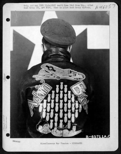 Kurtki pilotów bombowców, 1945 © US National Archives and Records Administration; wystawa „Pogranicza Mody” w Galerii Bunkier Sztuki (źródło: materiały prasowe organizatora)