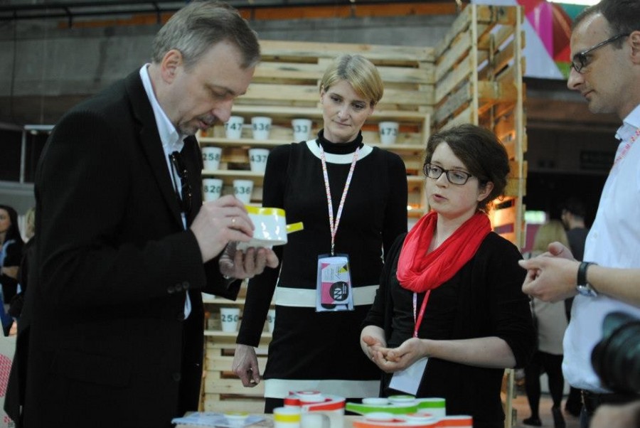 Minister Bogdan Zdrojewski na stosiku Modus Design Ćmielów podczas WrocLove Design 2013 (źródło: materiały prasowe)