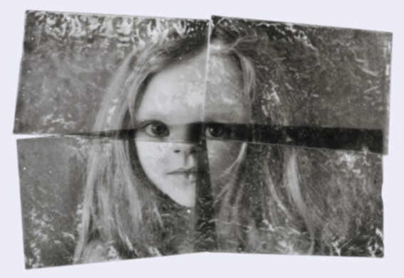 Anna Kola, „Lalka II” , mixed media (szkło formowane, papier transferowy) 57x81x2 cm, 2011 (źródło: materiały Biennale Sztuki w Piotrkowie)