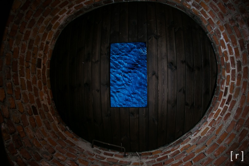 Studnia na dziedzińcu zamkowym. Zamek Lubelski, instalacja artystyczna "The Sea / A Scottish Elegy", autor Colin Ardley, fot. Wojtek Kornet (źródło: mat. prasowe organizatora)