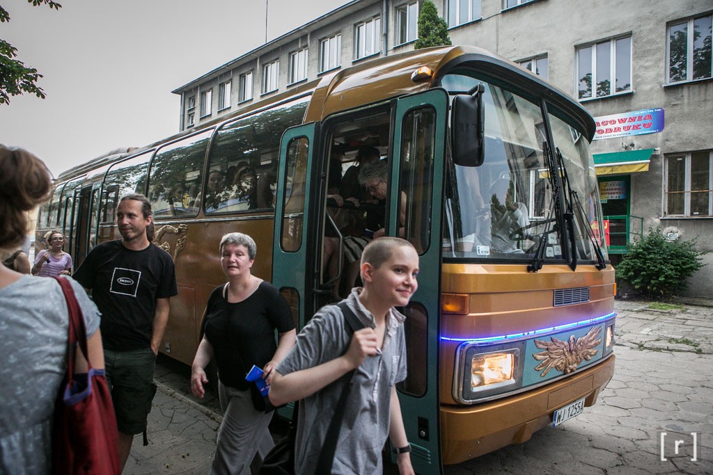 Festiwal Otwarte Miasto/Open City 2013, wycieczka "Złotym autobusem" Pawła Althamera, fot. Wojtek Kornet (źródło: mat. prasowe organizatora)