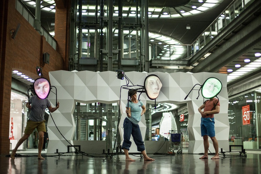 Daniel Landau, Reside 2.1, Man in Mall, fot. Jakub Wittchen, www.jakubwittchen.com (źródło: Stary Browar Nowy Taniec)