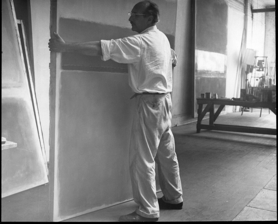 Mark Rothko w swoim studiu przy pięćdziesiątej trzeciej ulicy, fot. Henry Elkin, ok. 1953. Copyright © 2005 Kate Rothko Prizel i Christopher Rothko (źródło: materiały prasowe MNW)