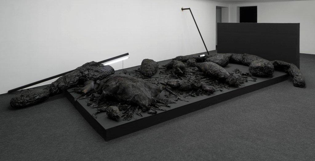 Angelika Markul, „Polowanie”, 2012, Galeria Arsenał w Białymstoku (źródło: materiały Kwartalnika Rzeźby Orońsko)