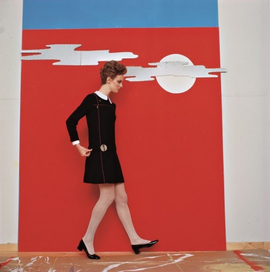 F.C. Gundlach, Moda w stylu pop-art, „Grace Coddington w sukience mini projektu Daniela Hechtera”, Hamburg, 1967. Dye transfer © F.C. Gundlach (źródło: materiały prasowe Muzeum Narodowego w Krakowie) F.C. Gundlach, Moda w stylu pop-art, „Grace Coddington w sukience mini projektu Daniela Hechtera”, Hamburg, 1967. Dye transfer © F.C. Gundlach (źródło: materiały prasowe Muzeum Narodowego w Krakowie)