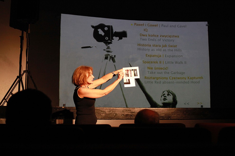 Alicja Jodko prezentująca prace Dziecięcej Wytwórni Filmowej, fot. Marcin Polak (źródło: z archiwum Fundacji In Situ)