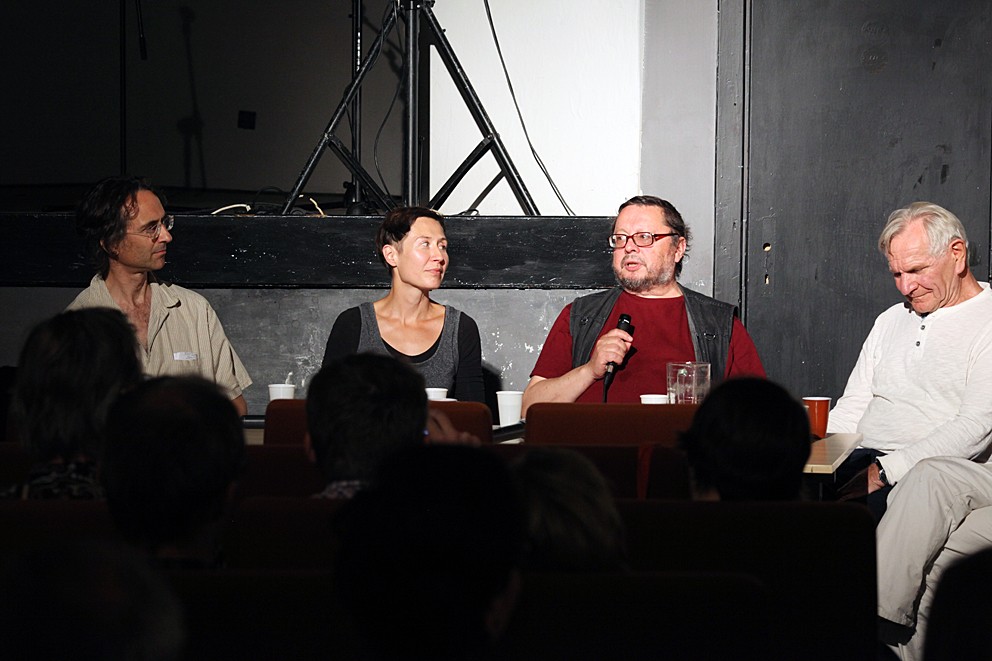 Dyskusja panelowa, na zdjęciu od lewej: Andrew Spira, Joanna Rajkowska, Roman Kubicki, Józef Robakowski, fot. Marcin Polak (źródło: z archiwum Fundacji In Situ)