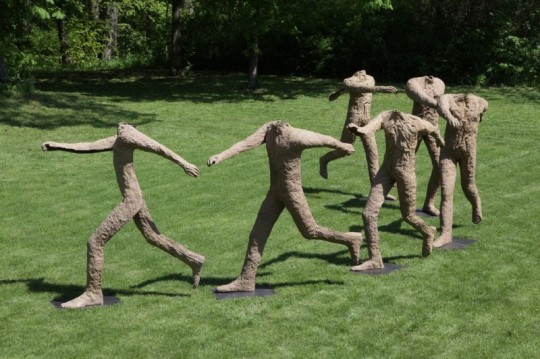 Magdalena Abakanowicz, „Figury tańczące”, 2000 – praca prezentowana na wystawie „Magdalena Abakanowicz – retrospektywa” w Orońsku, fot. Jan Gaworski (źródło: materiały prasowe organizatora)