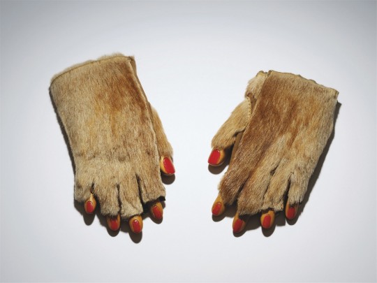 Meret Oppenheim „Pelzhandschuhe”, 1936 Ursula Hauser Collection, Switzerland Foto: Stefan Altenburger Photography, Zürich © VBK, Wien, 2013 (źródło: materiały prasowe wiedeńskiego Bank Austria Kunstforum)