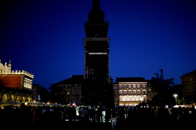 „Projekcja weteranów wojennych”, Kraków 2013, dzięki uprzejmości MOCAK-u, Muzeum Sztuki Współczesnej w Krakowie, fot. Tomasz Żurek