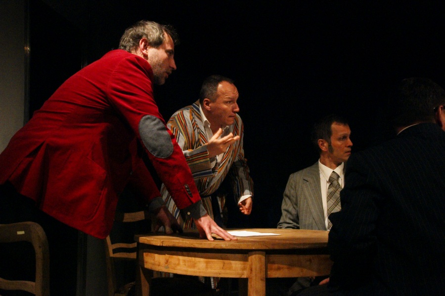 „Rewizor” M. Gogola, reż. M. Fiedor, Duża Scena Teatru im. S. Jaracza. Na zdjęciu: Mariusz Witkowski, Mariusz Jakus, Przemysław Kozłowski (źródło: materiały prasowe)