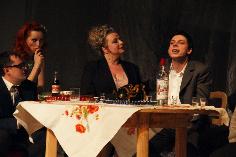 „Rewizor” M. Gogola, reż. M. Fiedor, Duża Scena Teatru im. S. Jaracza. Na zdjęciu: Mariusz Słupiński, Iwona Dróżdż-Rybińska, Milena Lisiecka, Marcin Łuczak, (źródło: materiały prasowe)