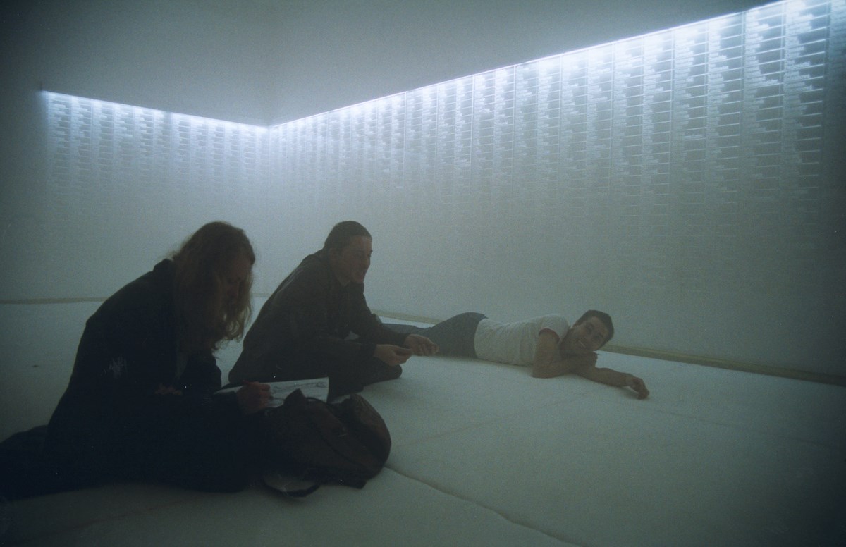 Zuzanna Janin, „Moja Pamięć”, 1993-2003-..., instalacja, sztuczna mgła, podświetlane, grawerowane plexi, dzięki uprzejmości artyski