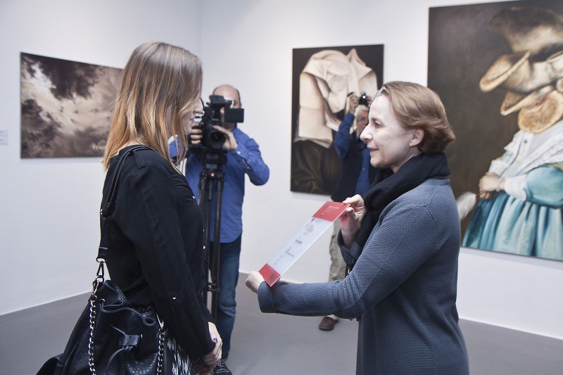 Grand Prix Ewie Juszkiewicz wręcza Małgorzata Szeląg, przedstawicielka MKiDN, wernisaż 41. Bielskiej Jesieni, Galeria Bielska BWA, fot. Krzysztof Morcinek (źródło: materiały prasowe organizatora)