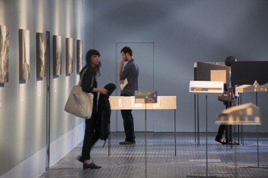 Wystawa „Na przykład. Nowy dom polski” zorganizowana przez Centrum Architektury w Muzeum Sztuki Nowoczesnej w Warszawie, 2013, fot. Piotr Ostrowski (źródło: materiały prasowe organizatora) Wystawa „Na przykład. Nowy dom polski” zorganizowana przez Centrum Architektury w Muzeum Sztuki Nowoczesnej w Warszawie, 2013, fot. Piotr Ostrowski (źródło: materiały prasowe organizatora)