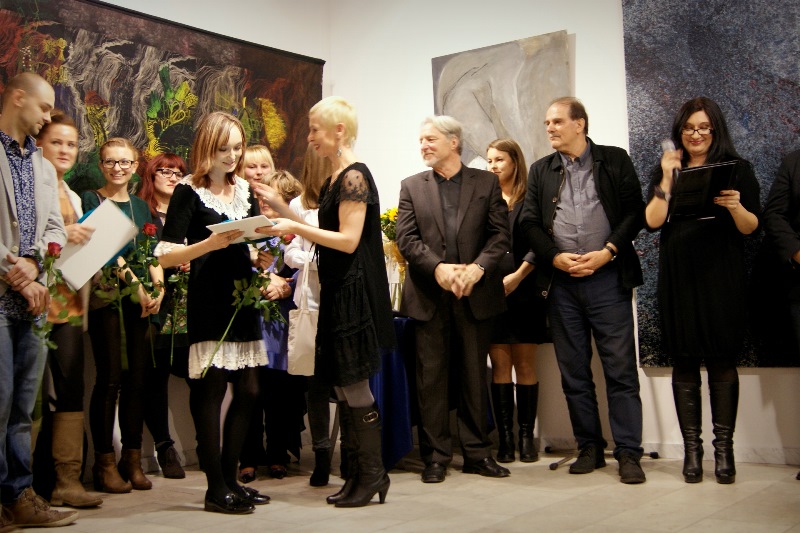 „Promocje” 2013, Galeria Sztuki w Legnicy, wręczenie nagród, fot. Kama Wróbel (dzięki uprzejmości autorki)