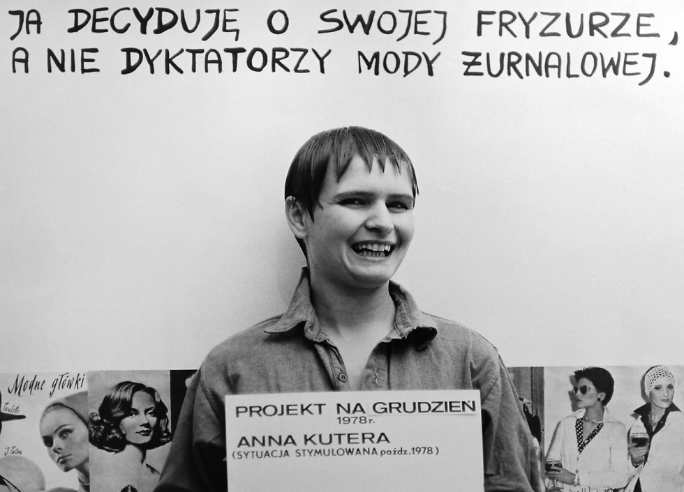 Anna Kutera, „Fryzury” z cyklu „Sytuacje stymulowane”, 1978, wystawa „Teksty, konteksty, interteksty. Kolekcja w procesie”, Mazowieckie Centrum Sztuki Współczesnej „Elektrownia” w Radomiu, 2013 (źródło: dzięki uprzejmości Mazowieckiego Centrum Sztuki Współczesnej „Elektrownia” w Radomiu)