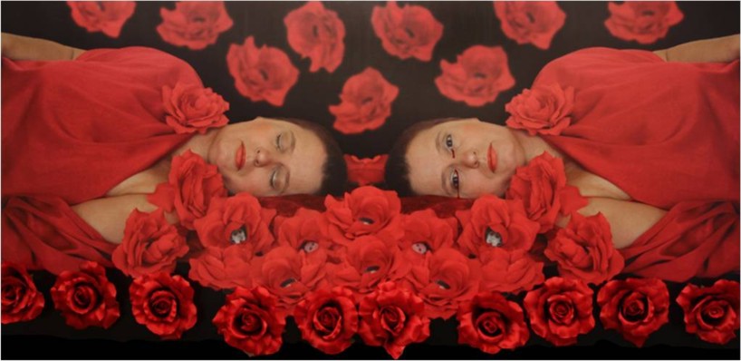 Irena Nawrot, „Autoportet w czerwieniach III”, 2012, fotografia barwna, cyfrowa, sztuczne kwiaty, lakier, 65×140 cm (źródło: materiały prasowe Galerii FF w Łodzi)