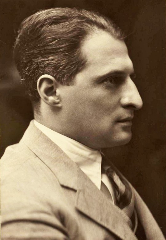 Julian Tuwim, 1933 (źródło: Wikimedia Commons/National Library of Israel)