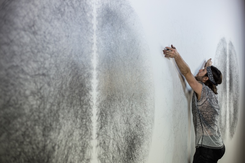 Tony Orrico, „Dla każdego gestu inny aktor”, Galeria Art Stations Foundation, fot. Jakub Wittchen, 2014 (źródło: dzięki uprzejmości organizatora)