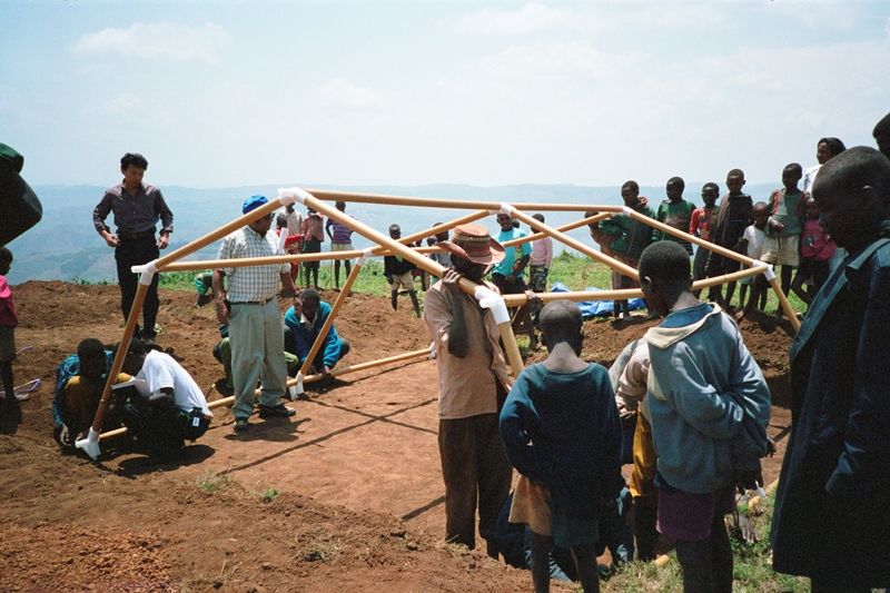 Paper Refugee Shelters for Rwanda, 1999, Obóz dla uchodźców Byumba, Rwanda, fot. Shigeru Ban Architects (źrodło: materiały prasowe The Pritzker Architecture Prize 2014)