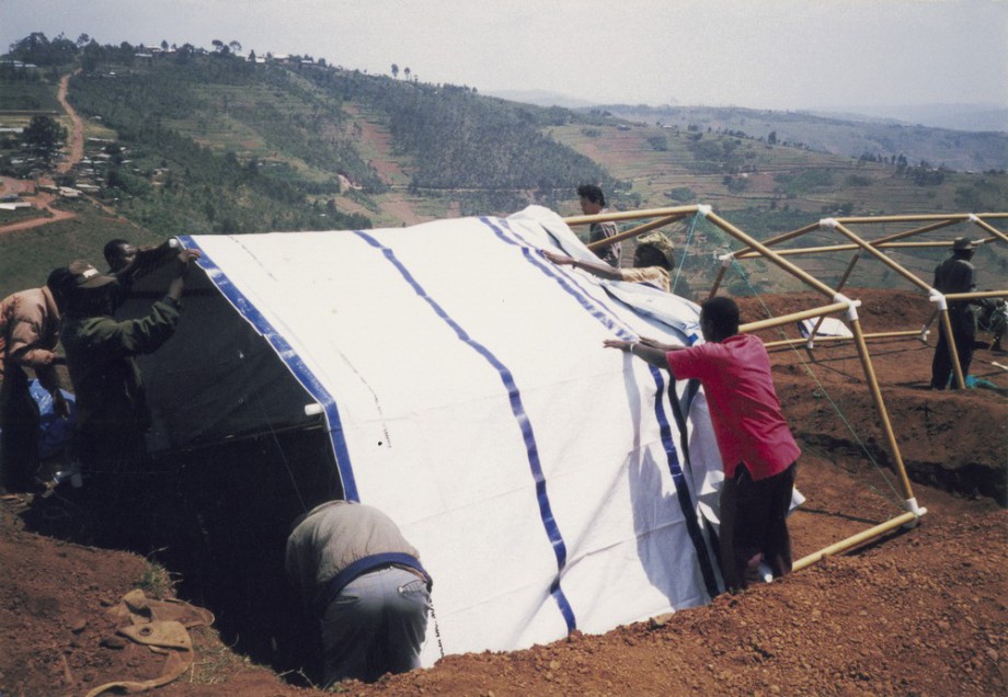 Paper Refugee Shelters for Rwanda, 1999, Obóz dla uchodźców Byumba, Rwanda, fot. Shigeru Ban Architects (źródło: materiały prasowe The Pritzker Architecture Prize 2014)