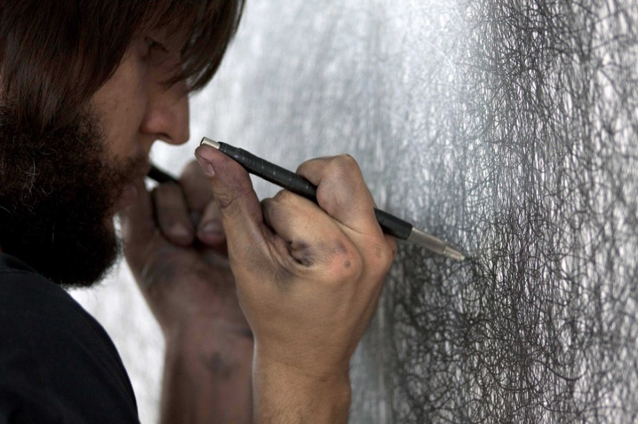 Tony Orrico, „Penwald: 4: unison symmetry standing: center circle”, fot. Juan Carlo, dzięki uprzejmości artysty oraz MARSO (źródło: materiały prasowe organizatora)