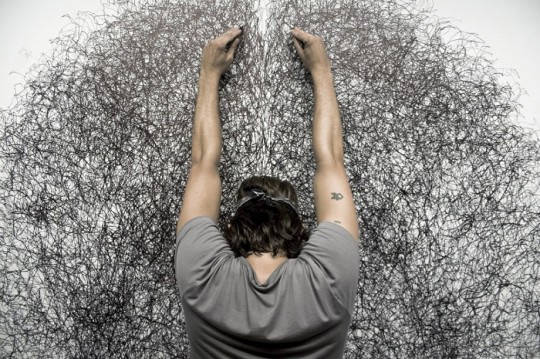 Tony Orrico, „Penwald: 4: unison symmetry standing” (Dance Theater Workshop, New York, NY) 2010, fot. Michael Hart (źródło: materiały prasowe organizatora)