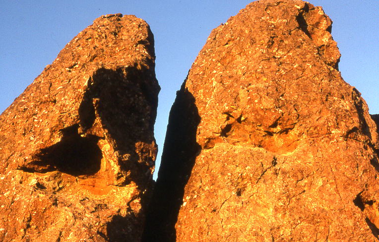 Hanging Rock, Australia (źródło: Wikimedia Commons)