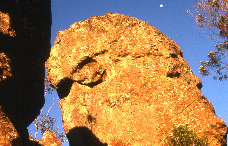 Hanging Rock, Australia (źródło: Wikimedia Commons)