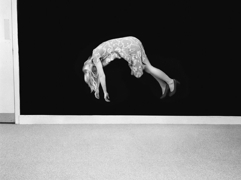 Clare Strand, „Zawieszenie w powietrzu”, z cyklu „Efekty iluzjonistyczne”, 2009 © Clare Strand, Camilla Grimaldi Gallery & The Unicredit Bank Collection (źródło: materiały prasowe organizatora)