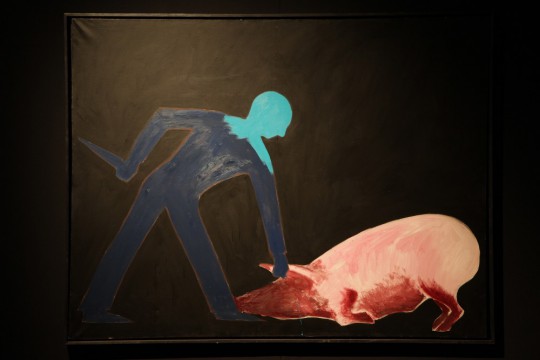 Jarosław Modzelewski, „Zabijanie świni”, 1983, fot. Jan Gaworski, wystawa „Ecce Animalia”, CRP w Orońsku, 2014 (źródło: dzięki uprzejmości organizatora)