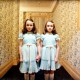Stanley Kubrick, „Lśnienie” (Wlk. Bryt./USA, 1980). Córki poprzedniego dozorcy Grady’ego (bliźniczki Lisa i Louise Burns). © Warner Bros. Entertainment Inc. (źródło: materiały prasowe organizatora)