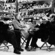 Tom Cruise, Nicole Kidman i Stanley Kubrick w przerwie zdjęć do filmu „Oczy szeroko zamknięte” (Wlk. Bryt./USA, 1999). Fot. Manuel Harlan. © Warner Bros. Entertainment Inc. (źródło: materiały prasowe organizatora)