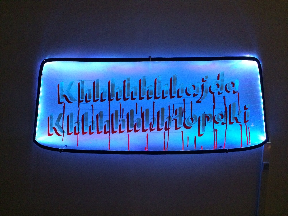 Slavs and Tatars, „Weeping window (Płacząca szyba)", 120 × 45 × 10 cm, szkło, farba, guma, oświetlenie LED, 2012, „Długonoga lingwistyka. Niesforne nosówki”, Galeria Arsenał w Białymstoku, 2014 (źródło: dzięki uprzejmości organizatora)