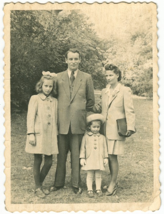 Halina z młodszą siostrą Elżbietą i rodzicami, Częstochowa 1945, archiwum Małgorzaty Porębskiej (źródło: dzięki uprzejmości Wydawnictwa Znak)